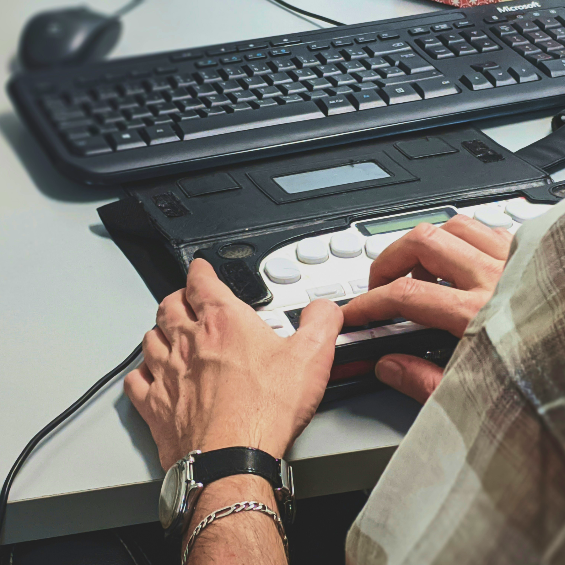 Image présentant un utilisateur de lecteur internet alternatif accessible